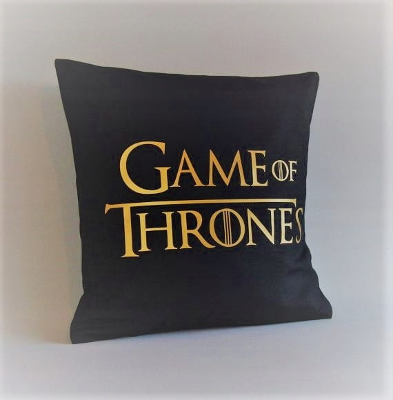 Czarna poduszka dekoracyjna Game of Thrones z złotym logo Gra o tron