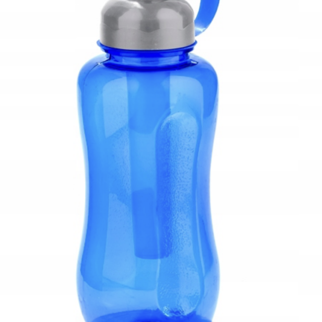 Niebieski bidon sportowy 500 ml z wkładem chłodzącym na wodę i napoje